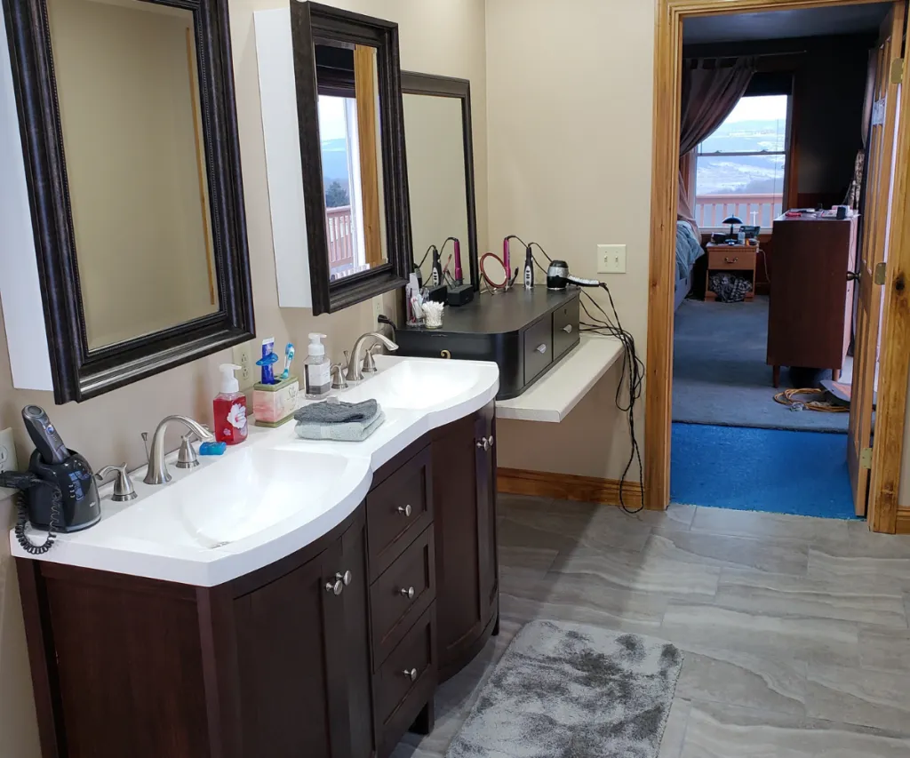Double vanity with two sinks and two mirrors